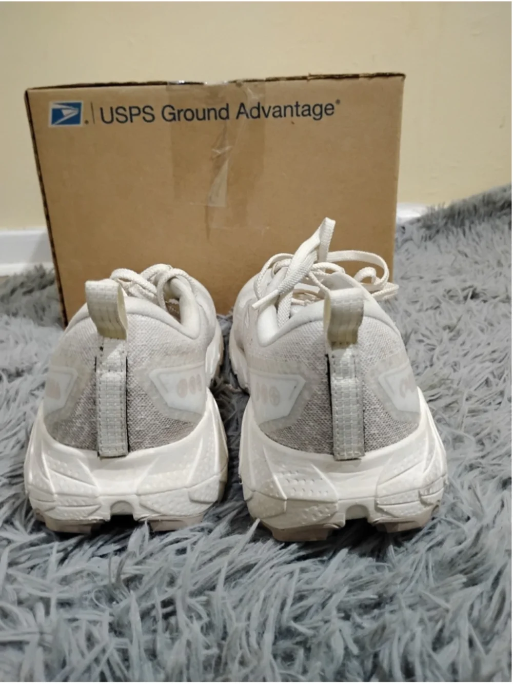 Brooks Cascadia 18 Women's Size 12 White Trail Adapt Running Shoes 1204161B146